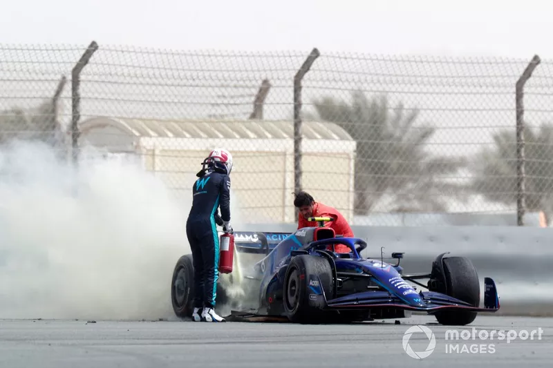 Nicholas Latifi, Williams FW44, si ferma a bordo pista a causa dell'incendio ai freni posteriori