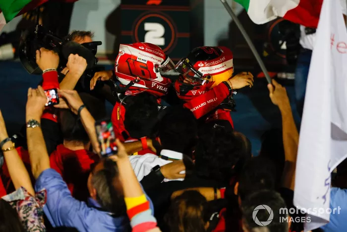 Charles Leclerc, Ferrari, 1ª posición, Carlos Sainz Jr., Ferrari, 2ª posición, se felicitan mutuamente en el Parc Ferme