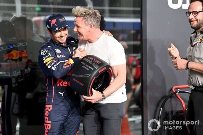 Sergio Pérez, de Red Bull Racing, recibe el premio Pirelli Pole Position de manos del Gordon Ramsay