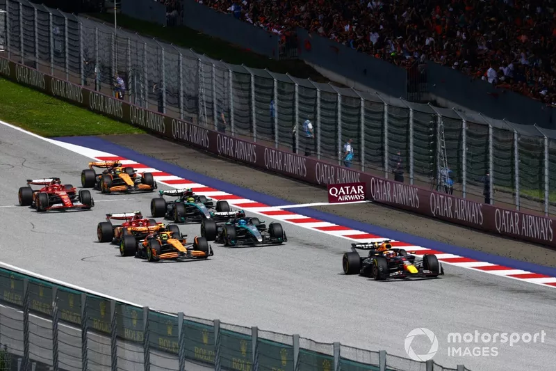 Max Verstappen, Red Bull Racing RB20, Lando Norris, McLaren MCL38, George Russell, Mercedes F1 W15, Carlos Sainz, Ferrari SF-24, Lewis Hamilton, Mercedes F1 W15, le reste du peloton lors du premier tour.