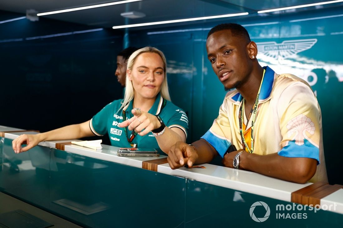 Micheal Ward e Abdel Aziz Gomes visitam a garagem da Aston Martin 