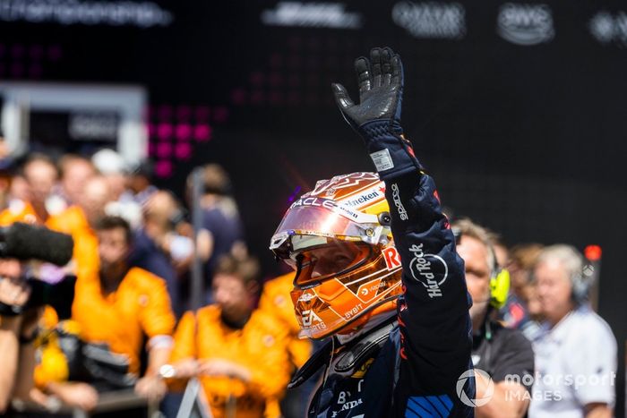 Max Verstappen, Red Bull Racing, 1ª posição, acena do Parc Ferme após o Sprint