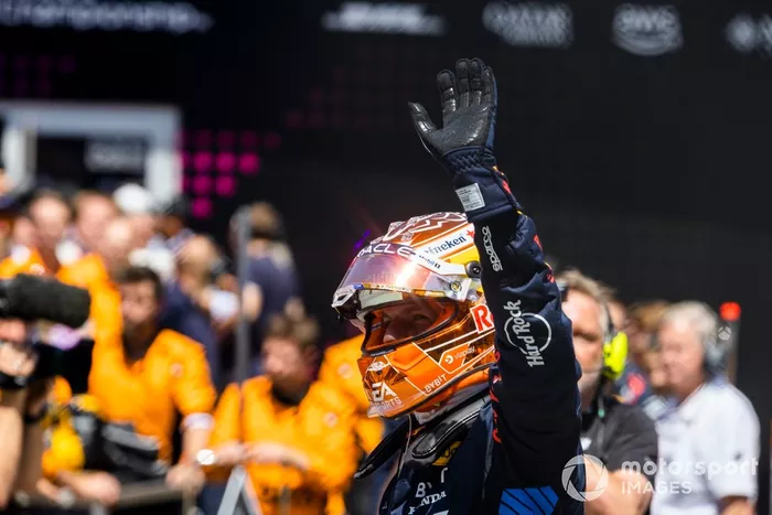 Max Verstappen, Red Bull Racing, 1ª posición, saluda desde el Parc Ferme tras el Sprint