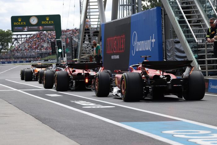 Oscar Piastri, McLaren MCL38, Max Verstappen, Red Bull Racing RB20, Carlos Sainz, Ferrari SF-24, Charles Leclerc, Ferrari SF-24, hacen cola a la salida de boxes.