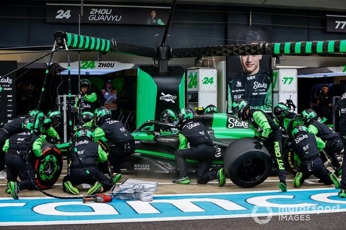 Zhou Guanyu, Stake F1 Team Kick Sauber C44, hace una parada en boxes