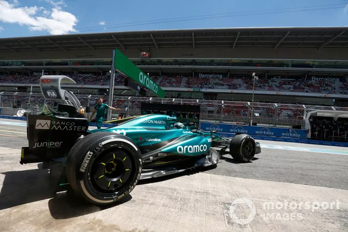 Lance Stroll, Aston Martin AMR24, sale del garaje