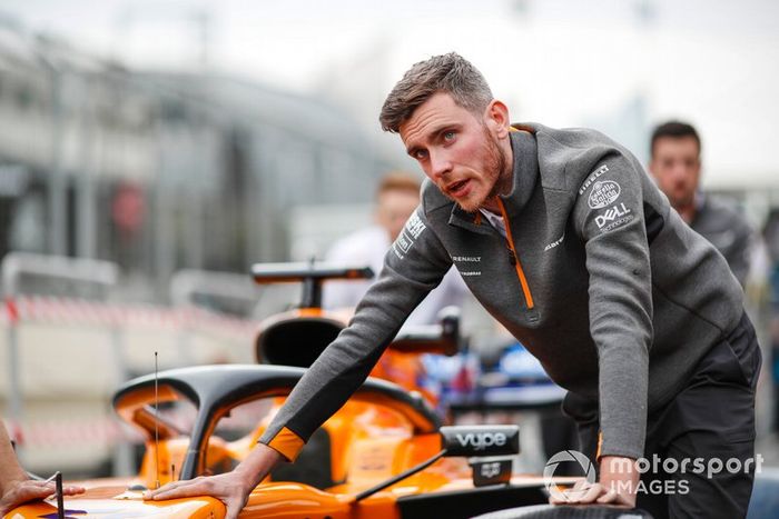 Un ingeniero de McLaren empuja el coche de Carlos Sainz Jr. y McLaren MCL34 por el pit lane