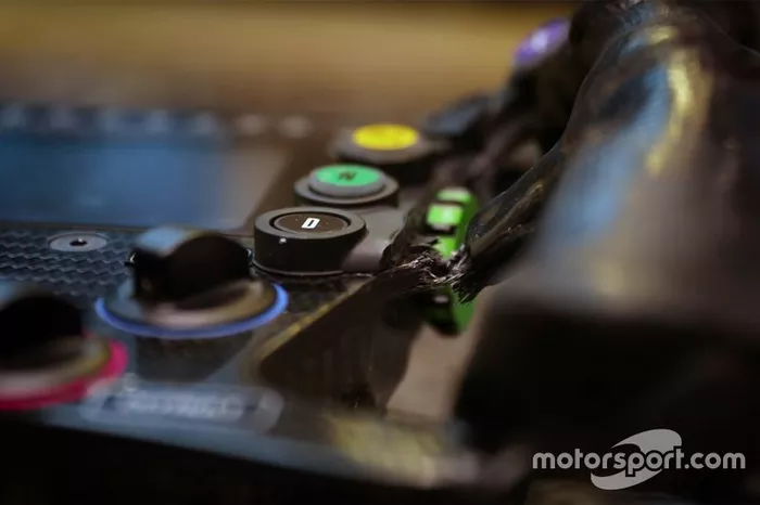 Volante de Fernando Alonso quebrado