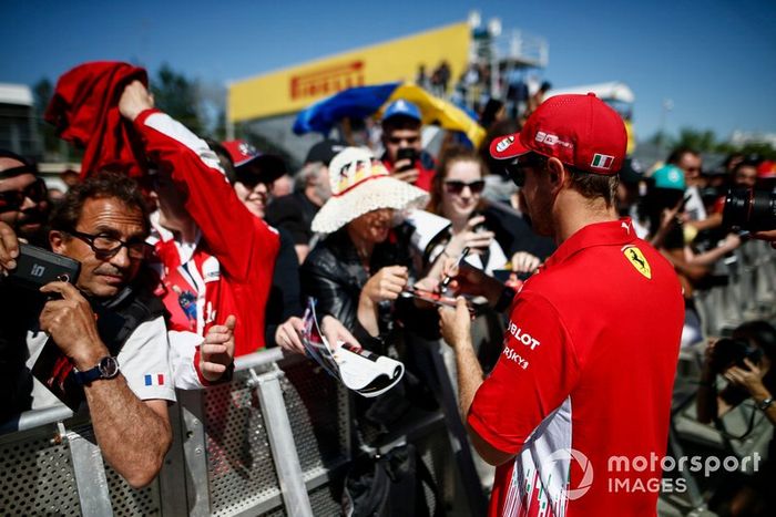 Sebastian Vettel, Ferrari firma un autógrafo para un fan