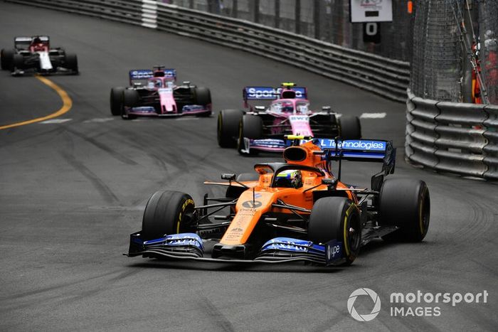 Lando Norris, McLaren MCL34, Lance Stroll, Racing Point RP19, y Sergio Pérez, Racing Point RP19