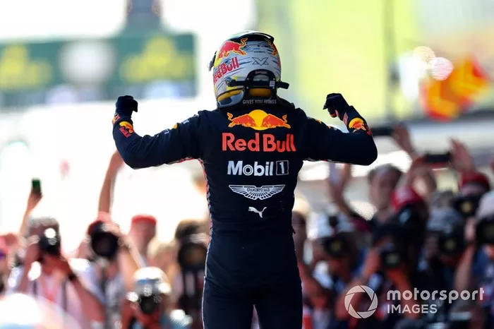 Max Verstappen, Red Bull Racing, prima posizione, festeggia al Parc Ferme