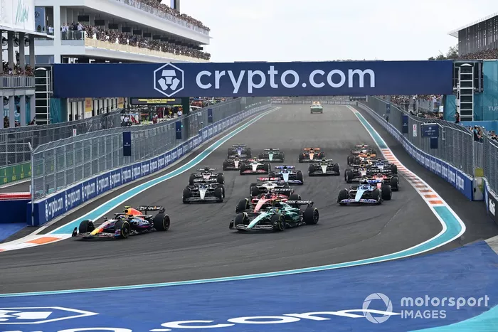 Sergio Pérez, Red Bull Racing RB19, Fernando Alonso, Aston Martin AMR23, Carlos Sainz, Ferrari SF-23, Kevin Magnussen, Haas VF-23, Pierre Gasly, Alpine A523, el resto de la parrilla en la salida.