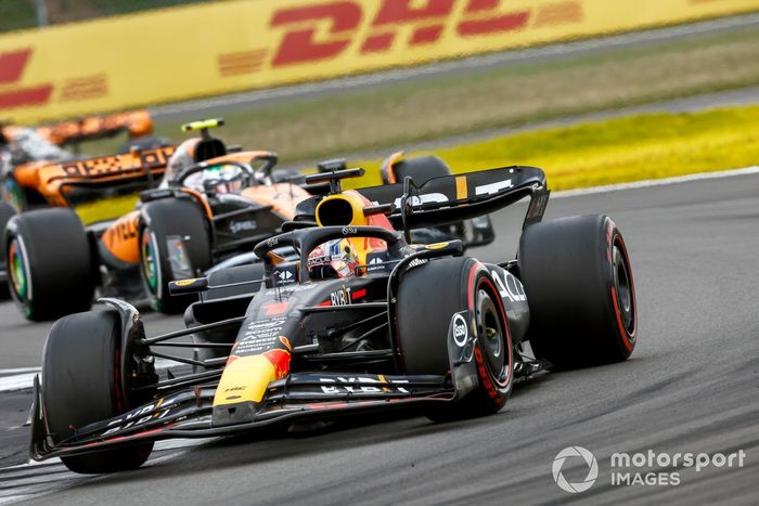 Max Verstappen, Red Bull Racing RB19, Lando Norris, McLaren MCL60