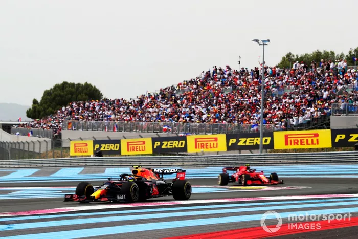 Sergio Pérez, Red Bull Racing RB16B, Carlos Sainz, Ferrari SF21