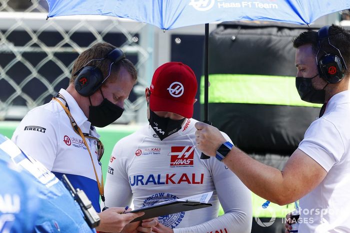 Nikita Mazepin, Haas F1, con un ingenireo