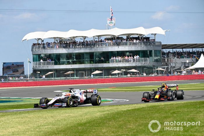 Nikita Mazepin, Haas VF-21, Sergio Pérez, Red Bull Racing RB16B