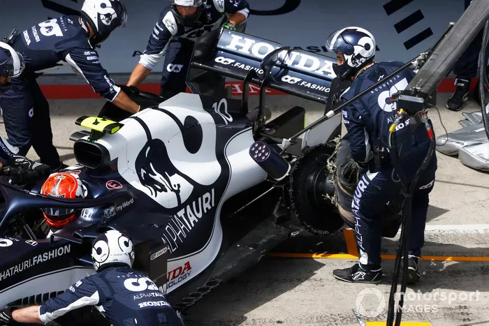 Pierre Gasly, AlphaTauri AT02, se retira en los pits