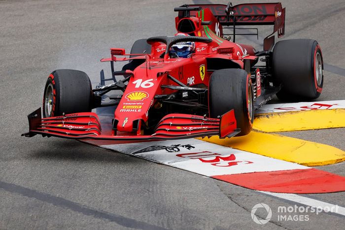 Charles Leclerc, Ferrari SF21 con daños después de tocar la barrera