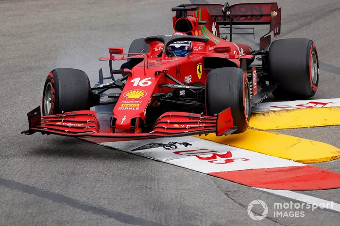 Charles Leclerc, Ferrari SF21 con daños después de tocar la barrera
