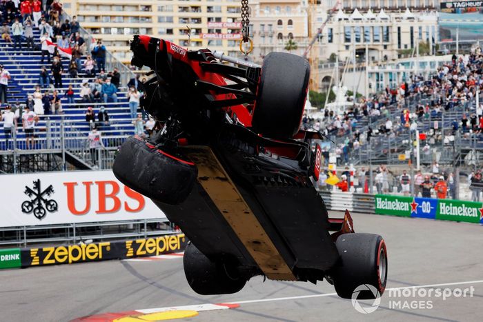 El monoplaza de Charles Leclerc, el Ferrari SF21, en una grúa