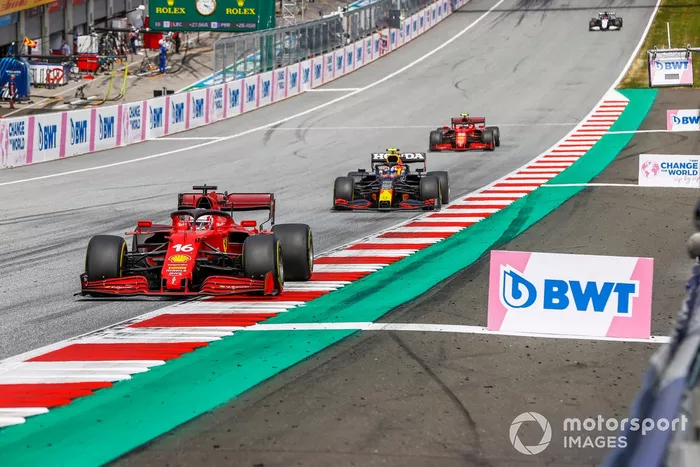 Charles Leclerc, Ferrari SF21, Sergio Pérez, Red Bull Racing RB16B, Carlos Sainz Jr., Ferrari SF21