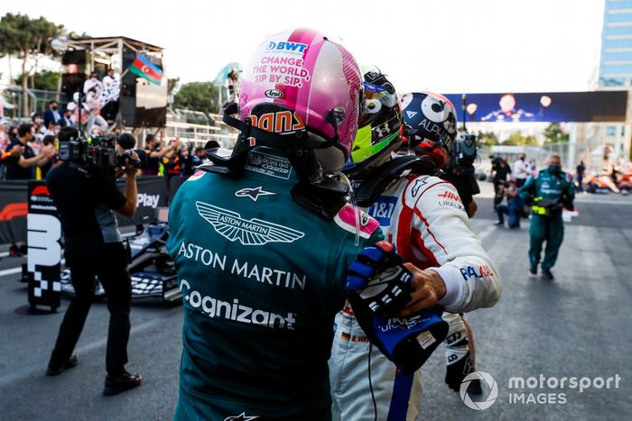 Sebastian Vettel, Aston Martin, 2ª posición, es felicitado por Mick Schumacher, Haas F1, en el Parc Ferme