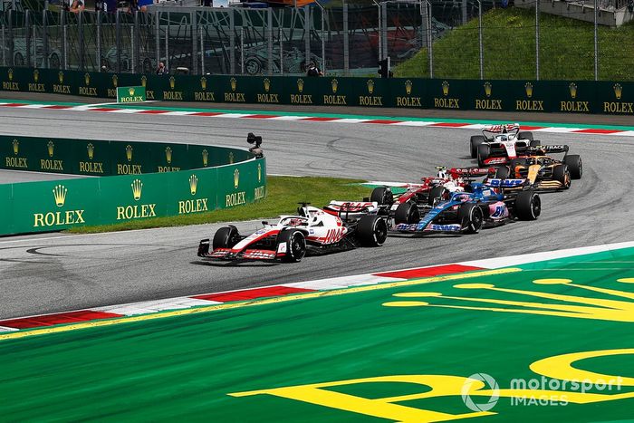 Kevin Magnussen, Haas VF-22, Fernando Alonso, Alpine A522, Zhou Guanyu, Alfa Romeo C42, Lando Norris, McLaren MCL36, Mick Schumacher, Haas VF-22