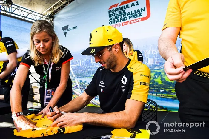 Daniel Ricciardo, Renault F1 Team, firma autografi ai tifosi
