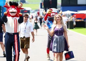 La mascota de Red Bull con una mujer vestida con el tradicional vestido dirndl