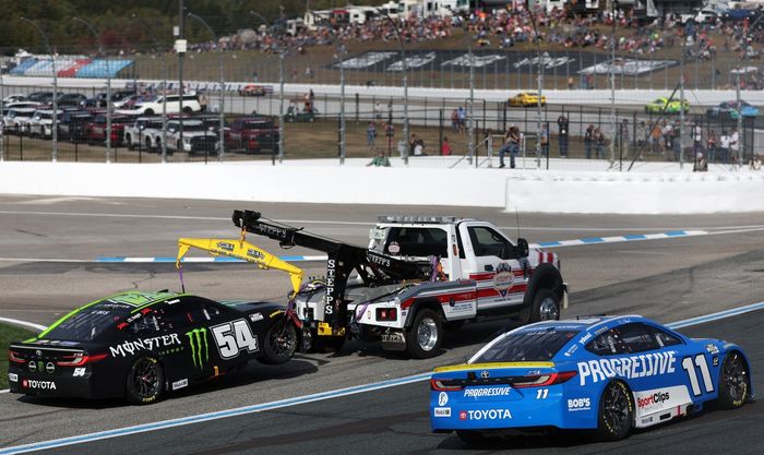 Ty Gibbs, Joe Gibbs Racing Toyota; Denny Hamlin, Joe Gibbs Racing Toyota