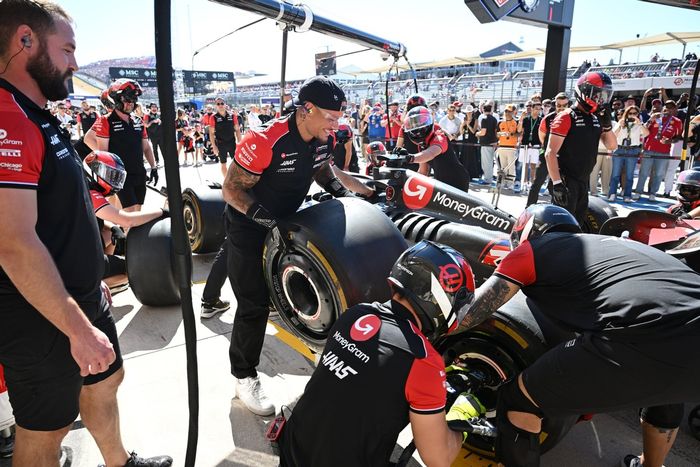 Кейн Браун принимает участие в тренировке пит-стопа Haas F1