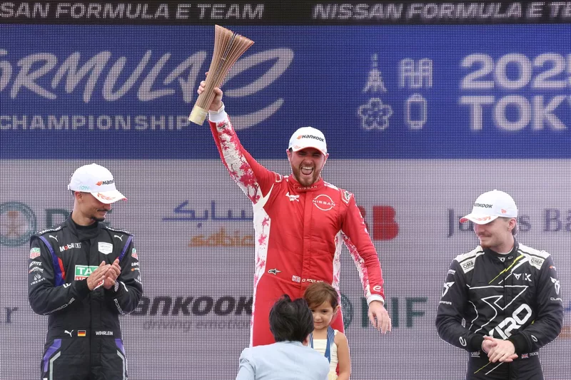 Podium : Oliver Rowland, vainqueur de la course, Nissan Formula E Team, Pascal Wehrlein, TAG Heuer Porsche Formula E Team, deuxième, Dan Ticktum, Kiro Race Co, troisième.