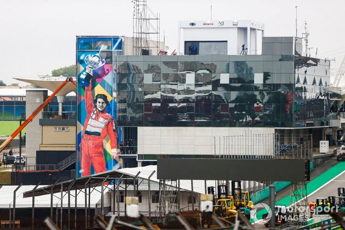 Obras de arte de Ayrton Senna en el edificio del paddock