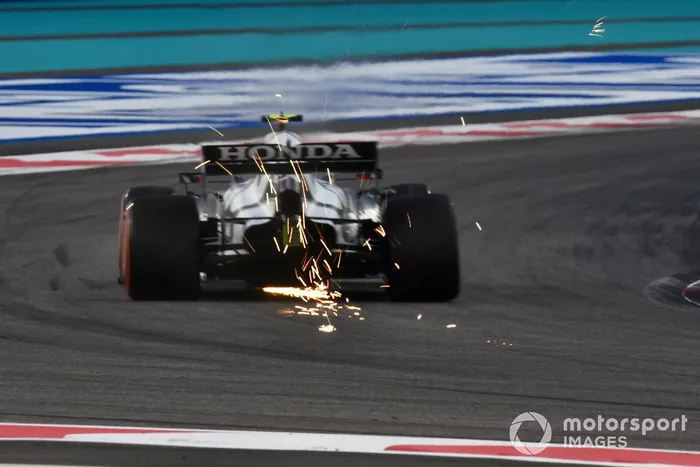 Las chispas salen de Pierre Gasly, AlphaTauri AT02