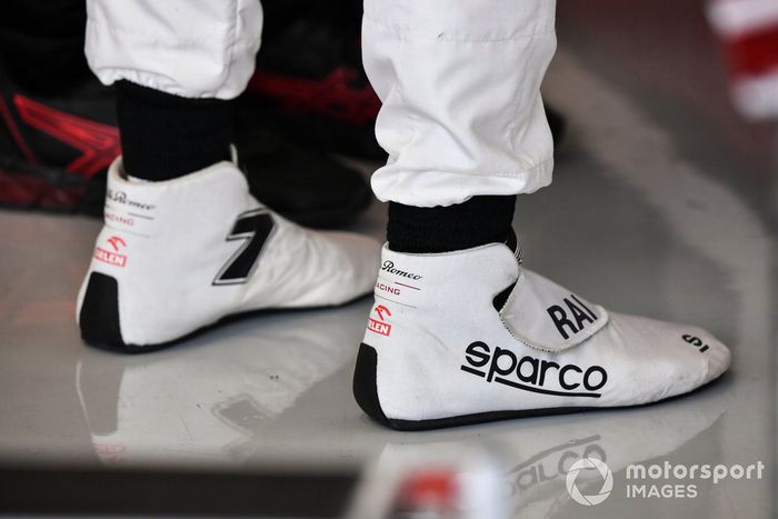 Guanyu Zhou, Alfa Romeo Racing, con el calzado de Kimi Raikkonen