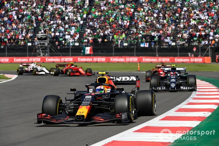 Sergio Pérez, Red Bull Racing RB16B, Pierre Gasly, AlphaTauri AT02, Charles Leclerc, Ferrari SF21