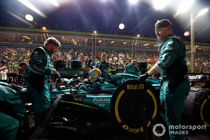 Fernando Alonso, Aston Martin AMR23, en la parrilla de salida