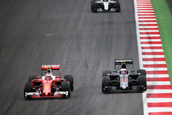 Kimi Raikkonen, Ferrari SF16-H en Jenson Button, McLaren MP4-31