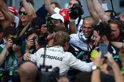 Ніко Росберг, Mercedes AMG Petronas F1 W07 святкує разом з командою в закритому парку