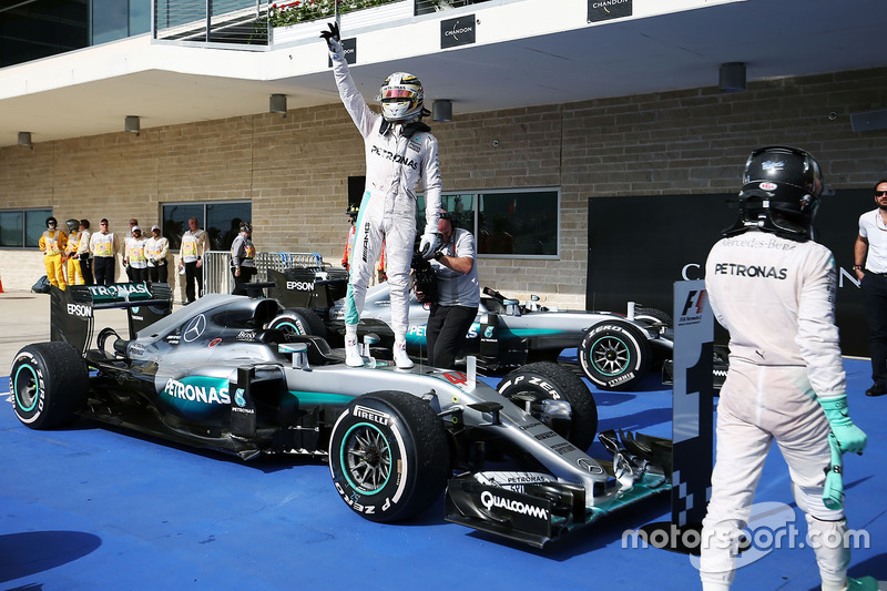 Race winner Lewis Hamilton, Mercedes AMG F1 W07 Hybrid celebrates in parc ferme