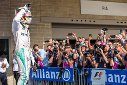 Переможець гонки Льюїс Хемілтон, Mercedes AMG F1 святкує в закритому парку