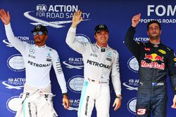 Ganador de la pole Nico Rosberg, Mercedes AMG F1, segundo lugar Lewis Hamilton, Mercedes AMG F1, y t