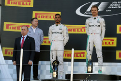 Podio: Presidente de la Federación Rusa Vladimir Putin; ganador Nico Rosberg, Mercedes AMG F1 Team;