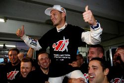 Campeón, Marco Wittmnn, BMW Team RMG celebra con el equipo
