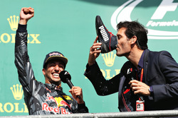 Podium: Daniel Ricciardo, Red Bull Racing met Mark Webber