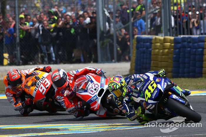 Valentino Rossi, Andrea Dovizioso e  Marc Marquez fazem movimento sincronizado em curva