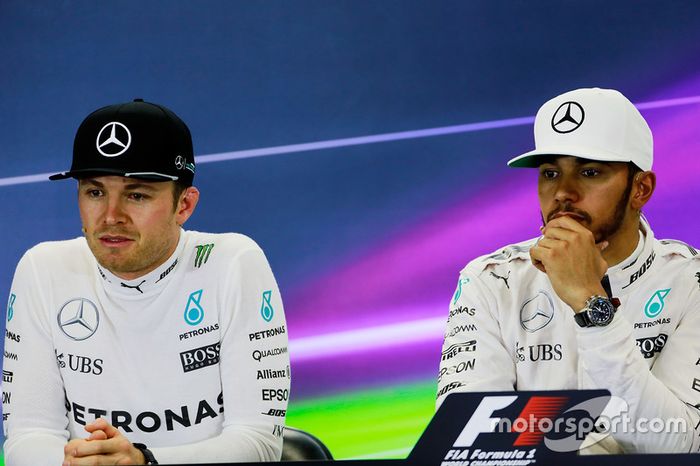 Nico Rosberg y Lewis Hamilton, Mercedes AMG F1, en la conferencia de prensa de la FIA