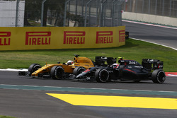 Дженсон Баттон, McLaren Honda F1 Team MP4-31, и Джолион Палмер, Renault Sport F1 Team RE16