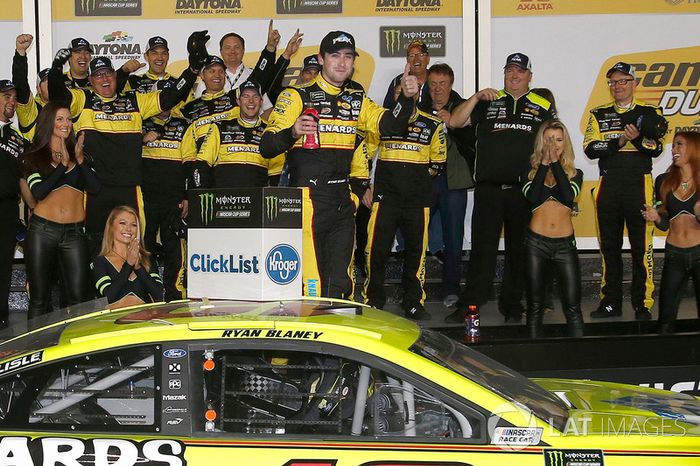 Ganador de la carrera  Ryan Blaney, Team Penske, Menards/Peak Ford Fusion celebra