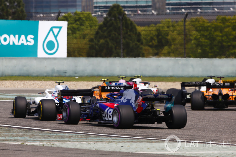 Stoffel Vandoorne, McLaren MCL33 Renault, Sergey Sirotkin, Williams FW41 Mercedes, et Brendon Hartley, Toro Rosso STR13 Honda, au départ